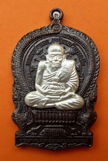 หลวงพ่อทวด เหรียญนั่งพานเจริญปลอดภัย7รอบ  ปี 2540 เนื้อนวะโลหะหน้ากากเงิน วัดบวรนิเวศ 
