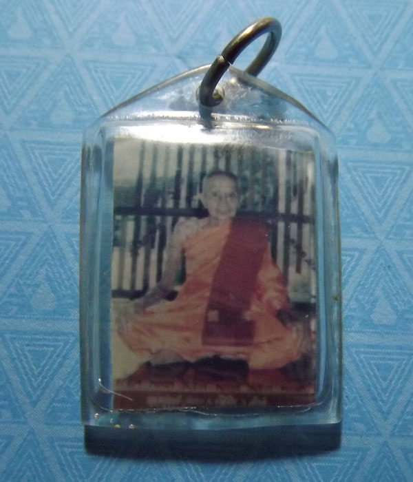 รูปหลวงปู่บุญมี วัดเกาะ จ.สุโขทัย หลังจารยันต์10ตัว