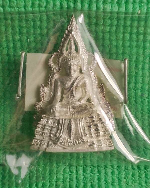 พระพุทธชินราช ลอยองค์ รุ่นปิดทอง เนื้อเงินพ่นทราย พิมพ์กลาง ปี 2547 หมายเลข 3293