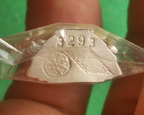 พระพุทธชินราช ลอยองค์ รุ่นปิดทอง เนื้อเงินพ่นทราย พิมพ์กลาง ปี 2547 หมายเลข 3293