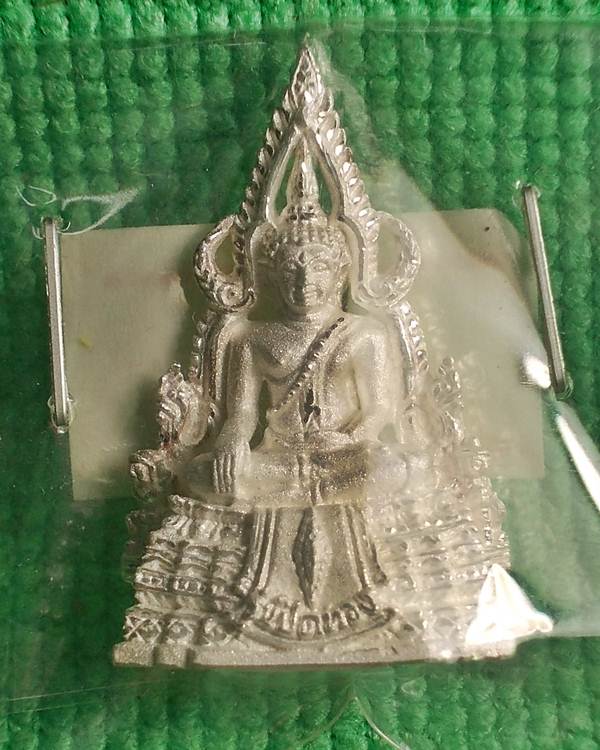 พระพุทธชินราช ลอยองค์ รุ่นปิดทอง เนื้อเงินพ่นทราย พิมพ์กลาง ปี 2547 หมายเลข 3387