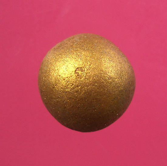 ลูกอมเมตตามหานิยม (ผสมผงพรายกุมาร เนื้อว่านดอกทอง) โค๊ตนะ ปี 2554 ปลุกเสกโดยหลวงพ่อสาครวัดหนองกรับคร