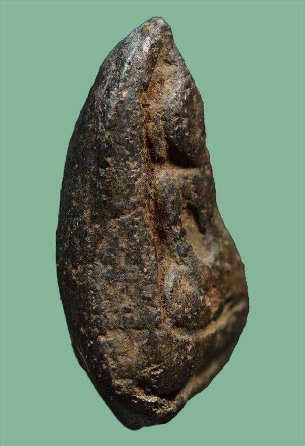 พระพิมพ์หน้าครุฑ..เนื้อออกดำ..กรุวัดตะไกร อยุธยา