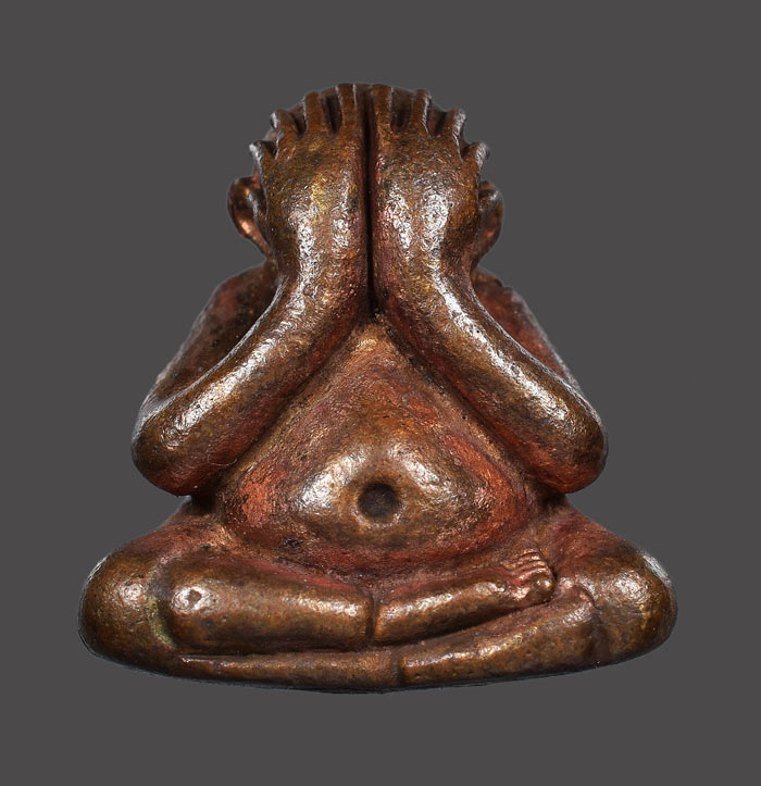 ปิดตาปุ้มปุ้ย รุ่นชินบัญชร ปี ๕๖ ลพ.สาคร วัดหนองกรับ เนื้อทองแดง หมายเลข ๕๘๘๓ พร้อมกล่อง