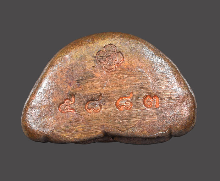 ปิดตาปุ้มปุ้ย รุ่นชินบัญชร ปี ๕๖ ลพ.สาคร วัดหนองกรับ เนื้อทองแดง หมายเลข ๕๘๘๓ พร้อมกล่อง