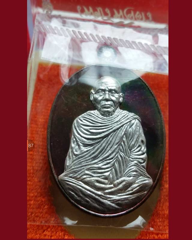 หลวงพ่อหวั่น รุ่นเพชรพิจิตร เนื้อสัตตะหน้ากากเงิน เลข 187