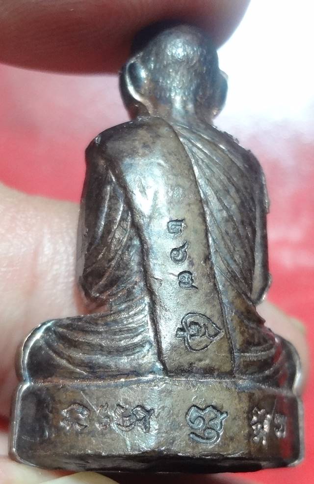 รูปเหมือนปั้มก้นลายเซ็นรุ่นแรก รุ่นมหาลาภ69 เนื้อ นวโลหะ หลวงพ่อสวัสดิ์ โอภาโส จ.ลพบุรี