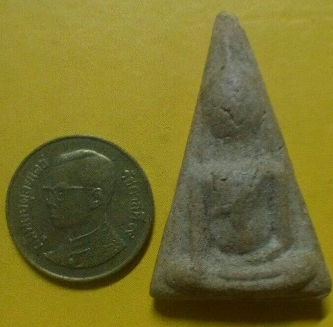 พระนางพญาเนื้อผง เนื้อสวย สีขาวอมเหลือง ไม่ทราบที่