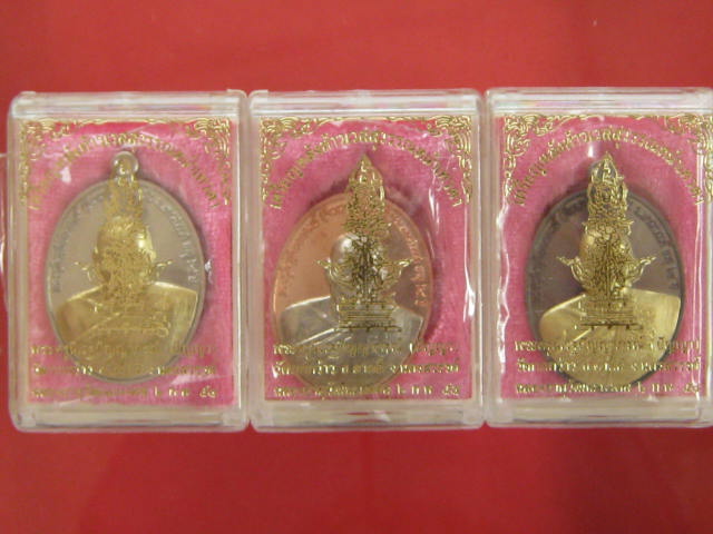 หลวงพ่อปัญญา รูปเหมือนหลังท้าวเวสุวรรณหน้าเทวดา ชุดกรรมการของขวัญ 3 เนื้อ 3 หน้ากาก กล่อง