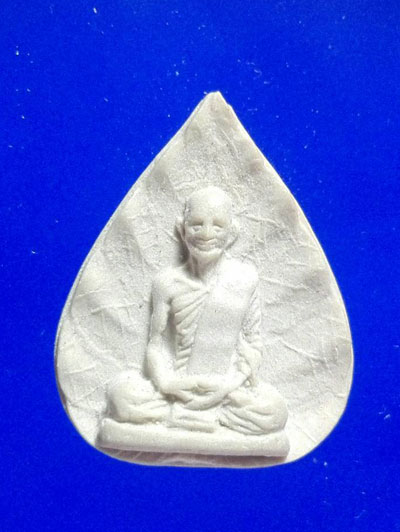 พระรูปเหมือนใบโพธิ์ เจ้าคุณนรรัตน์ วัดเทพศิรินทร์ เนื้อผงเก่าๆ หลังยันต์ ไม่ทราบรุ่น...พร้อมกล่อง