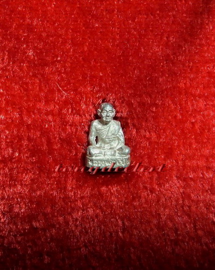 รูปหล่อจิ๋วหลวงพ่อเปิ่น วัดบางพระ จ.นครปฐม เนื้อเงิน ปี 2538 รุ่นอณูทิพย์ สวยมากค่ะ