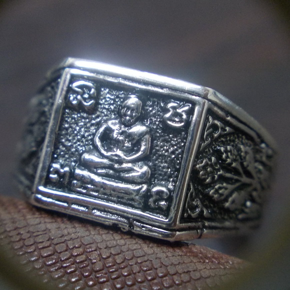 ***แหวน ลป.ดู่ ปี 2558 เนื้ออัลปาก้าชุบเงา แท้ๆพร้อมซองเดิมๆจากวัด สภาพ 100%***