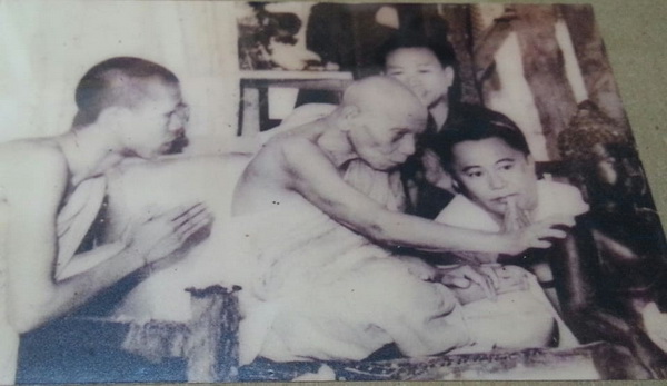 รูปถ่ายพ่อท่านคล้าย วาจาสิทธิ์ กำลังเจิมพระพุทธรูป วัดมะนาวหวาน อ.ช้างกลาง จ.นครศรีธรรมราช 