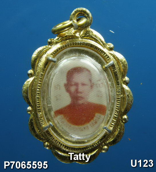 พระครูวิรวรวัฒน์ หลังหลวงพ่อดำ วัดหนัง (วัดวิจิตรการนิมิตร) เขตภาษีเจริญ กรุงเทพ ฯ ปี 2518