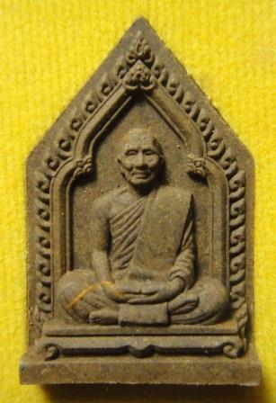 พระผงรูปเหมือนพรายกุมารไตรมาส 56 เนื้อขมิ้นเสก ฝังตะกรุดเงิน จีวร เกษา เลข172   มีกล่อง หลวงพ่อสาคร 