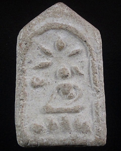 พระกรุเนื้อผงพิมพ์ห้าเหลี่ยมหลวงปู่รอดวัดขวิด(วัดแสง)จ.นนทบุรี