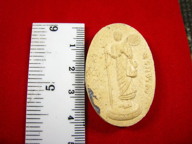 พระสิวลีหลังพระแม่ธรณีบีบมวยผมเนื้อขาว (พิมพ์ใหญ่) หลวงปู่หมุน ฐิตสีโล 2542