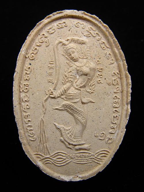 พระสิวลีหลังพระแม่ธรณีบีบมวยผมเนื้อขาว (พิมพ์ใหญ่) หลวงปู่หมุน ฐิตสีโล 2542 #2