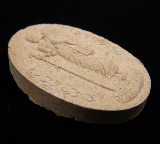 พระสิวลีหลังพระแม่ธรณีบีบมวยผมเนื้อขาว (พิมพ์ใหญ่) หลวงปู่หมุน ฐิตสีโล 2542 #2