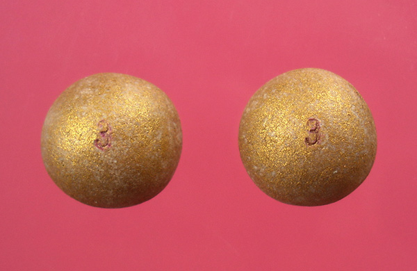 ลูกอมเมตตามหานิยม(ผสมผงพรายกุมาร เนื้อว่านดอกทอง)โค๊ต3 จารมือ ปี 2554 หลวงพ่อสาครครับ