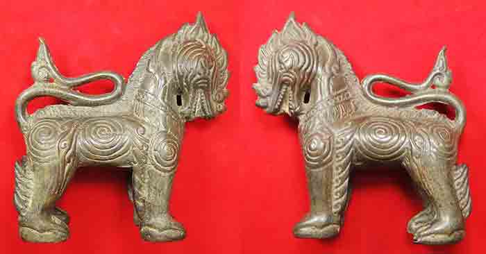 สิงห์คู่ยืนสง่า เนื้อโลหะหล่อตัน ขนาดบูชา กว้าง 4.5 นิ้ว สูง เกือบ 5 นิ้ว เคาะเดียวครับ