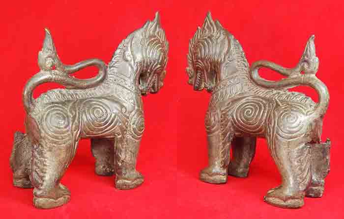 สิงห์คู่ยืนสง่า เนื้อโลหะหล่อตัน ขนาดบูชา กว้าง 4.5 นิ้ว สูง เกือบ 5 นิ้ว เคาะเดียวครับ