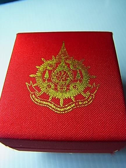 พระกริ่งไพรีพินาศ รุ่นบรรจุเหล็กไหล" ในหลวง 6 รอบ พ.ศ. 2542 นวะ พร้อมกล่องเดิมครับ