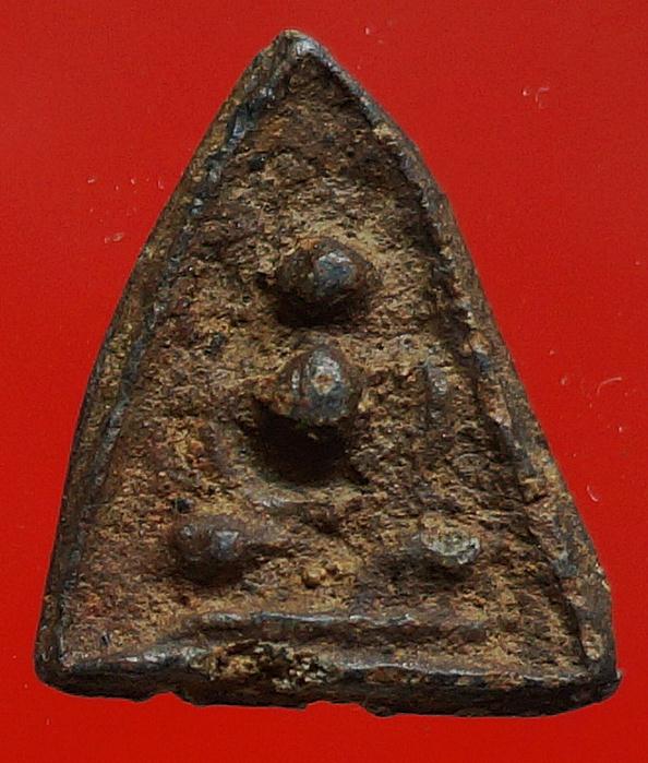 พระกรุพิจิตพิมพ์สามเหลี่ยมสนิมแดง