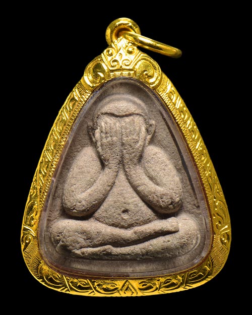 พระปิดตาหลังยันต์สาม หลวงปู่แก้ว วัดละหารไร่ จ.ระยอง 2521 เนื้อผง สภาพสวยมาก+เลี่ยมทอง+บัตรรับรอง