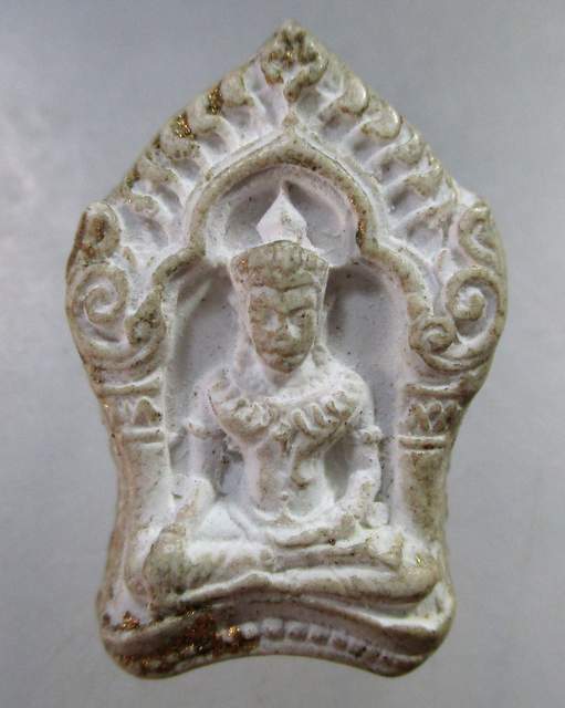 ๒๐ พระยอดขุนพล เนื้อผง ปิดทอง ไม่ทราบที่ครับ