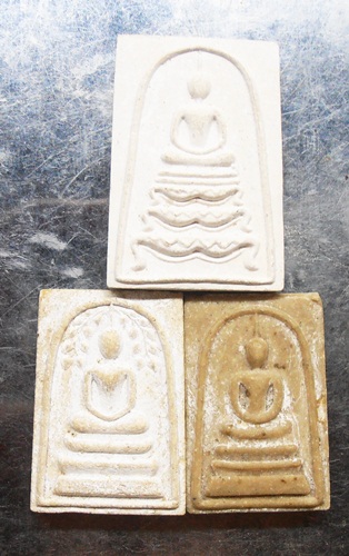 พระสมเด็จหลวงพ่อแพ สวยๆ3องค์ครับ