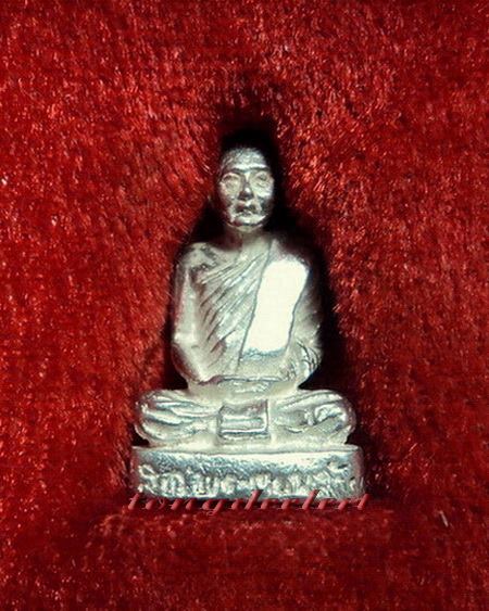 รูปหล่อสมเด็จพระญาณสังวร สมเด็จพระสังฆราช ที่ระลึกสร้างตึกโรงพยาบาลพหลฯ เนื้อเงิน สวยมากค่ะ