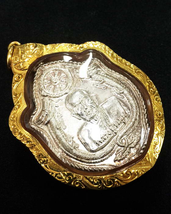 เหรียญหลวงปู่หมุน รุ่นเสาร์ห้ามหาเศรษฐี พิมพ์มังกรคู่ ปี43 เนื้อเงิน(พร้อมกรอบทองคำ)