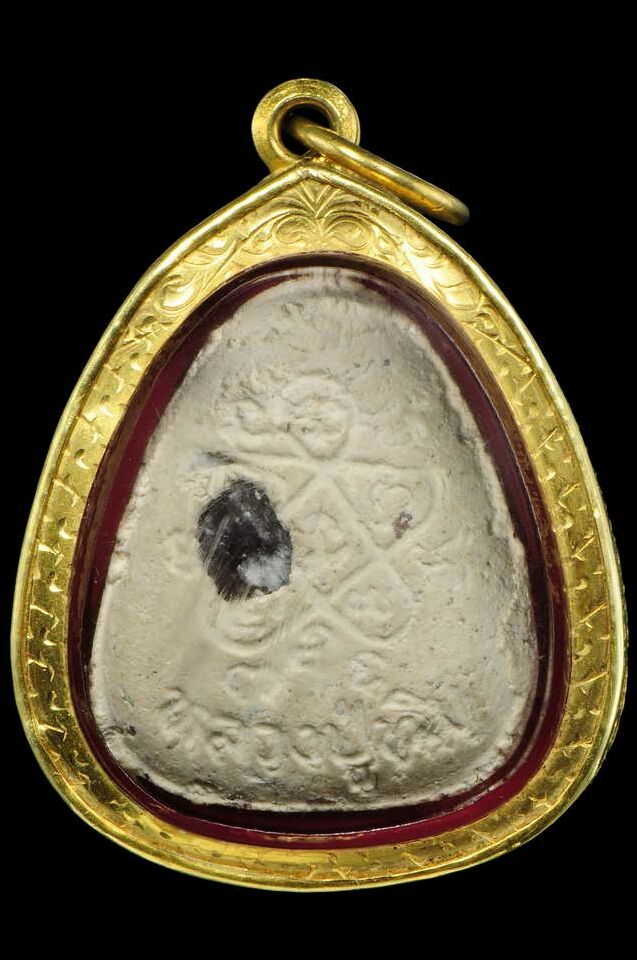 (1) พระปิดตาใหญ่ ผงพรายกุมาร หลวงปู่ทิม หลังยันต์ห้า ฝังพลอย ปี 17 + เลี่ยมทอง สวยๆ พร้อมใบเซอร์ดีดี