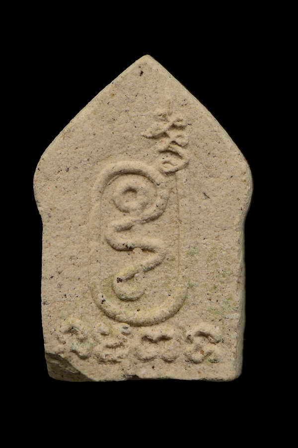 (8) ขุนแผนจิ๋วหรือขุนแผนหลังนะฤๅชัย เนื้อ ผงพรายกุมาร ปี 30 หลวงพ่อสาคร วัดหนองกรับ