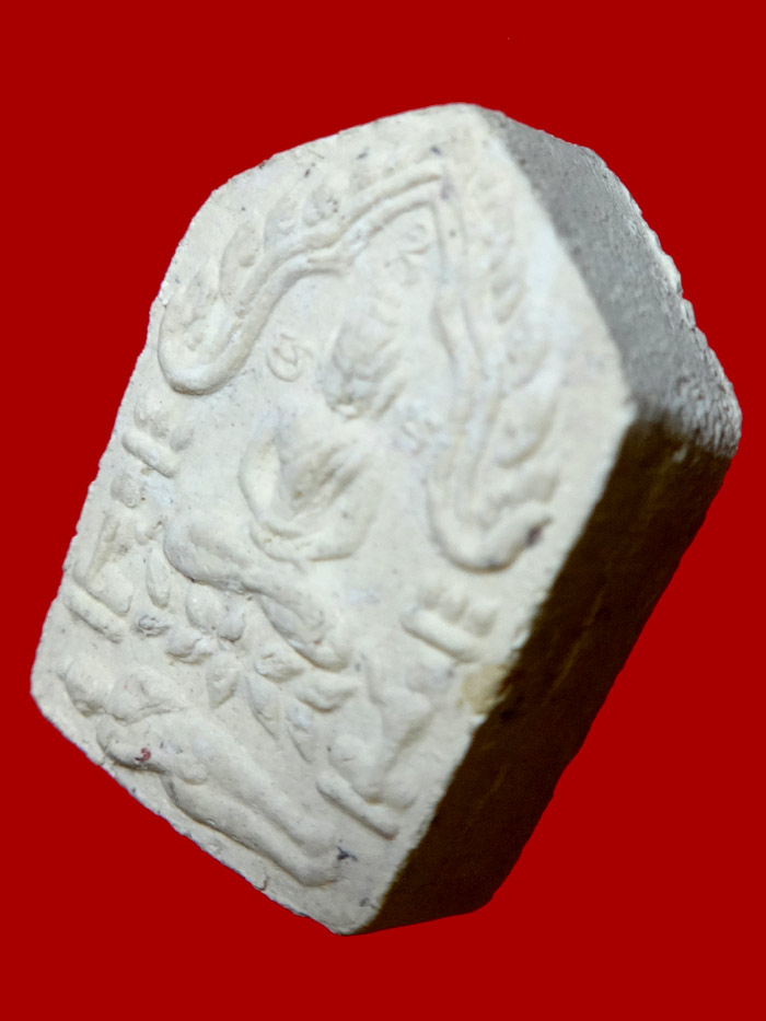 (3) พระขุนแผนผงพรายกุมารรุ่นสากหัก พิมพ์เล็ก เนื้อขาว