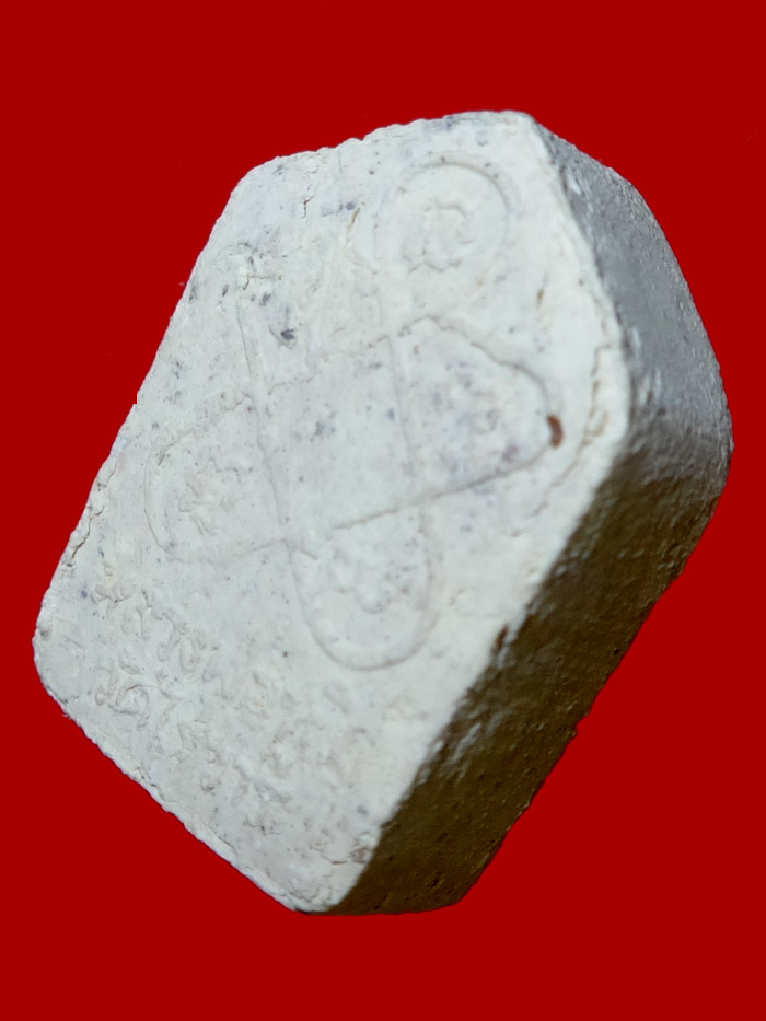 (3) พระขุนแผนผงพรายกุมารรุ่นสากหัก พิมพ์เล็ก เนื้อขาว