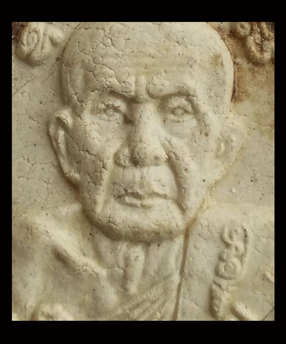 พระผงยันต์ดวงเศรษฐี หลวงปู่หมุน ปี43 หูตา คมชัด จมูกโด่ง เคลือบแล็คเก่าบางๆเดิมๆ ในกล่อง 