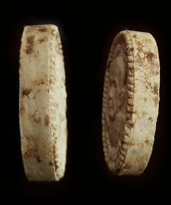 พระผงยันต์ดวงเศรษฐี หลวงปู่หมุน ปี43 หูตา คมชัด จมูกโด่ง เคลือบแล็คเก่าบางๆเดิมๆ ในกล่อง 