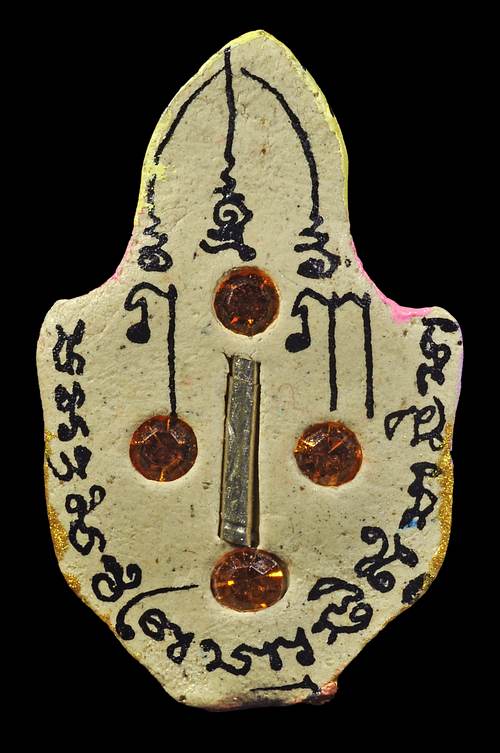 พ่อแก่ฤาษี หลังฝังตะกรุดสาริกา 1 ดอก พลอย 4 เม็ด พระอาจารย์ซ้งมอบให้พระอาจารย์ตั้ว นำเข้าปลุกเสกพิธี