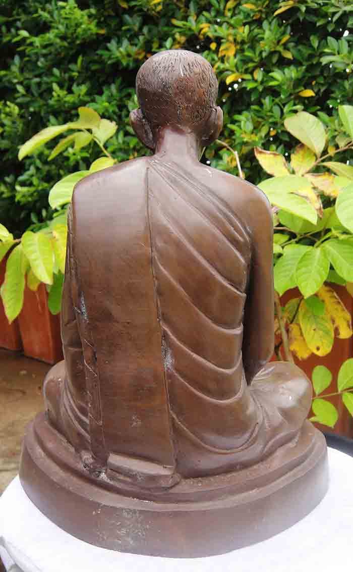 พระบูชาหลวงปู่มั่น ภูริทัตโต ขนาดหน้าตัก 9 นิ้ว เนื้อทองเหลืองรมน้ำตาล ผิวสวยเดิมๆ รับประกันตามกฏ
