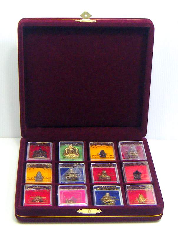 กล่องใส่พระแบบ 12ช่อง หุ้มกำมะหยี่สีเลือดหมู ใส่พระพร้อมกล่องพลาสติกได้เลยคะ มือ1ใหม่เอี่ยมนะคะ