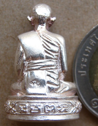 รูปเหมือนหลวงพ่อรวย วัดตะโก จ อยุธยา กฐินปี2554 เนื้อเงิน แยกชุดกรรมการ หมายเลข885 พร้อมกล่องเดิม 