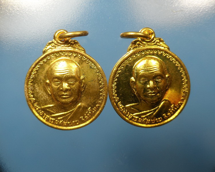 [[ ทุกรายการเคาะแรกเริ่ม 20 บาท ]] เหรียญเม็ดกระดุมหลวงพ่อสมชาย วัดเขาสุกิม จ.จันทบุรี 2 องค์