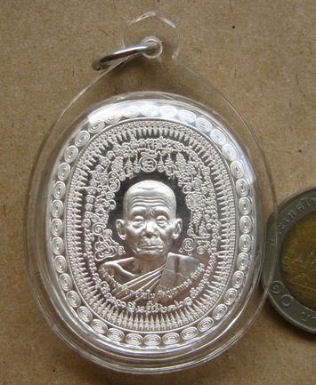 เหรียญมหายันต์ มงคลจักรวาล เนื้อเงิน หลวงพ่อคล้อย วัดภูเขาทอง จ.พัทลุง ปี2555เลข60 +เลี่ยม+กล่อง