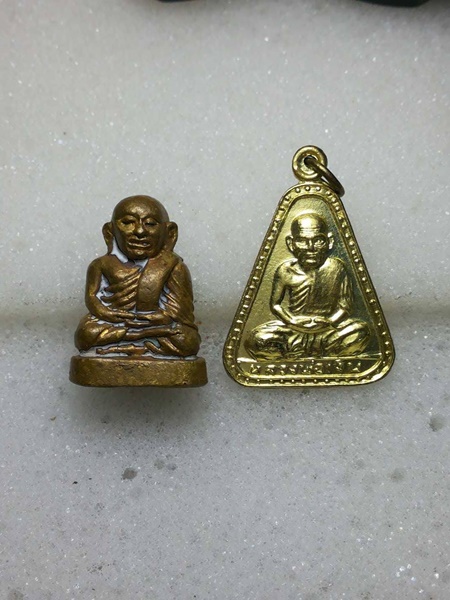 หลวงพ่อเงินวัดท่าขมิ้น ปี2533 รุ่นหยุดกระสุน สภาพสวยเดิม คราบแป้งเดิมๆ น้ำทองกระจาย มาพร้อมกล่องเดิม