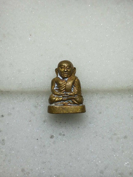 หลวงพ่อเงินวัดท่าขมิ้น ปี2533 รุ่นหยุดกระสุน สภาพสวยเดิม คราบแป้งเดิมๆ น้ำทองกระจาย มาพร้อมกล่องเดิม