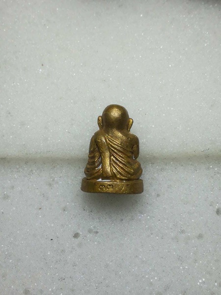 หลวงพ่อเงินวัดท่าขมิ้น ปี2533 รุ่นหยุดกระสุน สภาพสวยเดิม คราบแป้งเดิมๆ น้ำทองกระจาย มาพร้อมกล่องเดิม