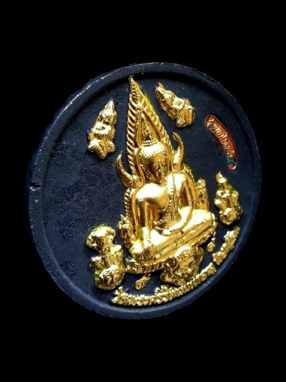 พระพุทธชินราชประทับราหู รุ่นมหาโภคทรัพย์ปี50 (พิมพ์ใหญ่) "เนื้อผงไม้พญางิ้วดำ(ปิดทอง) พร้อมกล่องเดิม