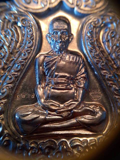 เหรียญเสมาห่วงตันพิมพ์ใหญ่ มงคลบารมี (เนื้ออัลปาก้า) หลวงพ่อรวย ตอกโค๊ด+หมายเลข 628 สวยพร้อมกล่อง